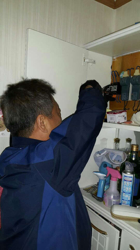 구로구(구청장 이성)가 재난 취약 가구를 대상으로 '안전복지서비스'를 펼친다. 구로구는 "생계유지가 곤란해 주거 안전에 신경 쓸 여유가 없는 저소득 가정들의 안전사고 예방을 위해 생활시설을 점검하고 불량설비를 교체·보수해주는 '안전복지서비스'를 실시한다"고 14일 밝혔다. 구로구 제공